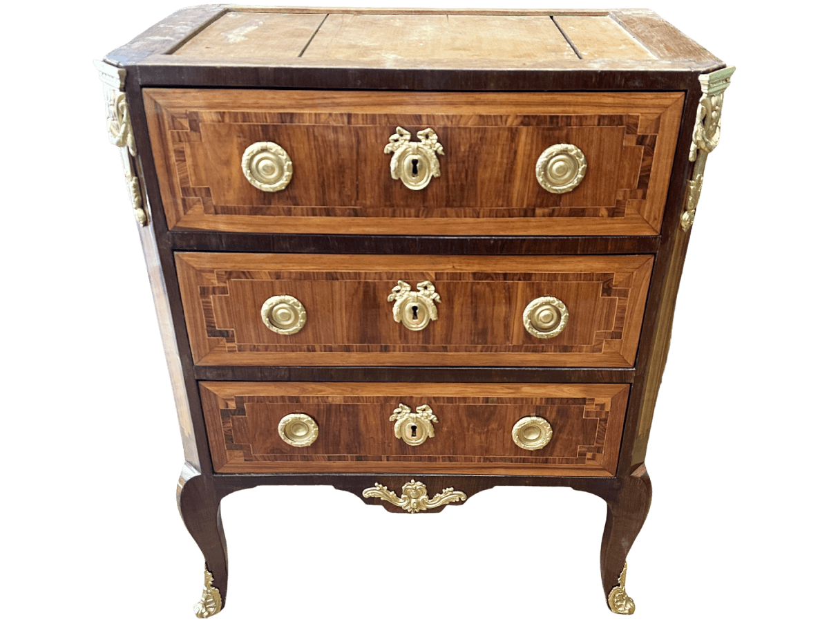 Après restauration. Commode de style Transition Louis XV - Louis XVI Après restauration. Commode de style Transition Louis XV - Louis XVI