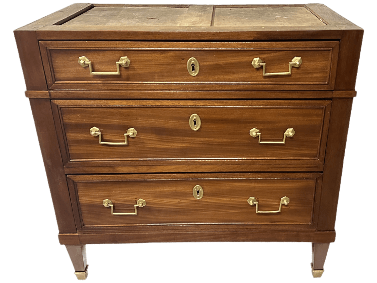 Après restauration. Commode de style Louis XVI Après restauration. Commode de style Louis XVI